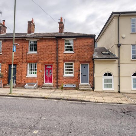 2 Bedrooms Stunning Westgate Cottage Retreat, Central Winchester, Free On-Street Parking Permit, With Garden Close To Cathedral - Sleeps 6, Pets Are Welcome, Summer Special Offer! - By Blue Puffin Stays מראה חיצוני תמונה