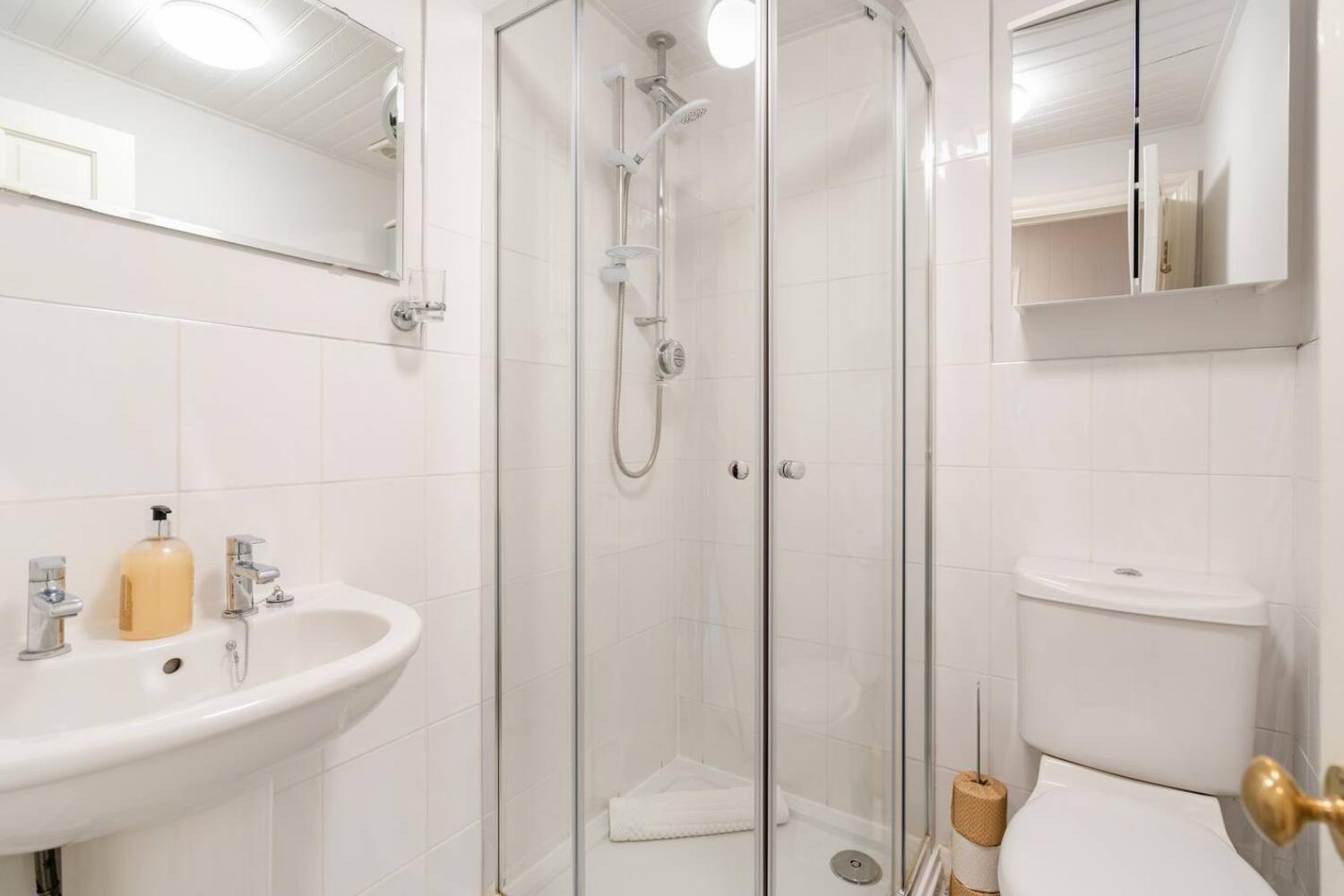 2 Bedrooms Stunning Westgate Cottage Retreat, Central Winchester, Free On-Street Parking Permit, With Garden Close To Cathedral - Sleeps 6, Pets Are Welcome, Summer Special Offer! - By Blue Puffin Stays מראה חיצוני תמונה