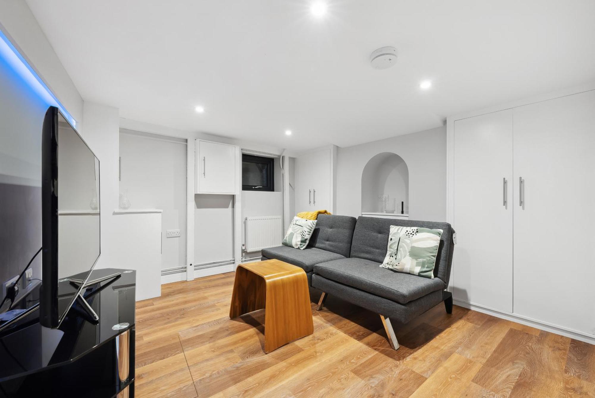 2 Bedrooms Stunning Westgate Cottage Retreat, Central Winchester, Free On-Street Parking Permit, With Garden Close To Cathedral - Sleeps 6, Pets Are Welcome, Summer Special Offer! - By Blue Puffin Stays מראה חיצוני תמונה