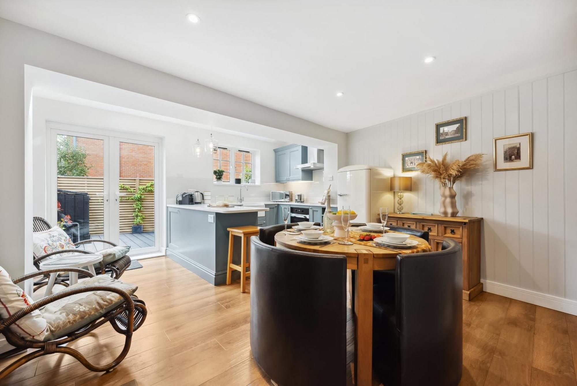 2 Bedrooms Stunning Westgate Cottage Retreat, Central Winchester, Free On-Street Parking Permit, With Garden Close To Cathedral - Sleeps 6, Pets Are Welcome, Summer Special Offer! - By Blue Puffin Stays מראה חיצוני תמונה