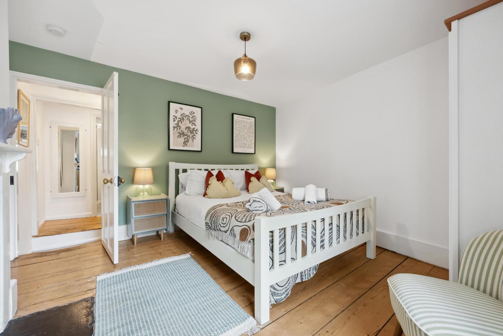 2 Bedrooms Stunning Westgate Cottage Retreat, Central Winchester, Free On-Street Parking Permit, With Garden Close To Cathedral - Sleeps 6, Pets Are Welcome, Summer Special Offer! - By Blue Puffin Stays מראה חיצוני תמונה