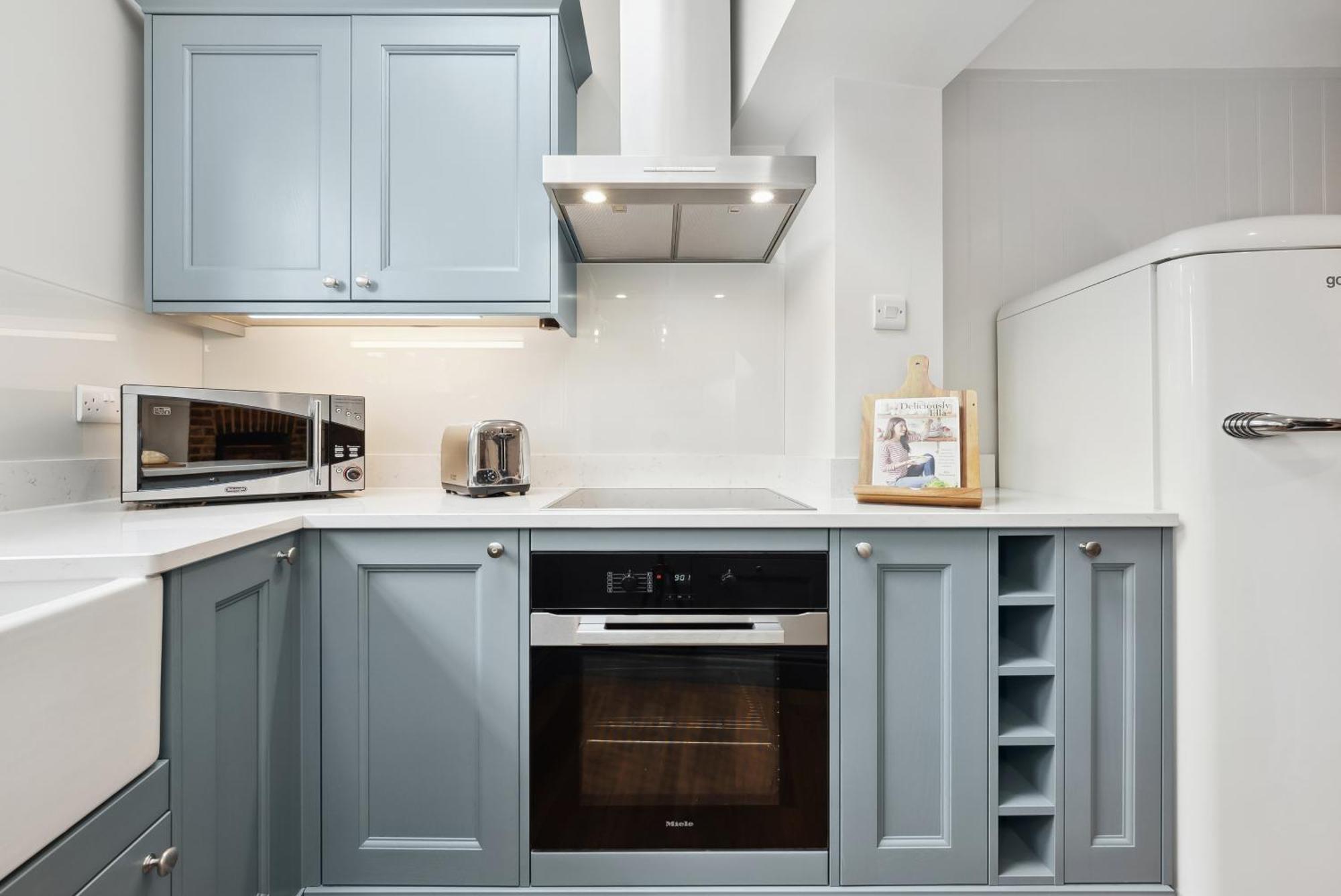 2 Bedrooms Stunning Westgate Cottage Retreat, Central Winchester, Free On-Street Parking Permit, With Garden Close To Cathedral - Sleeps 6, Pets Are Welcome, Summer Special Offer! - By Blue Puffin Stays מראה חיצוני תמונה