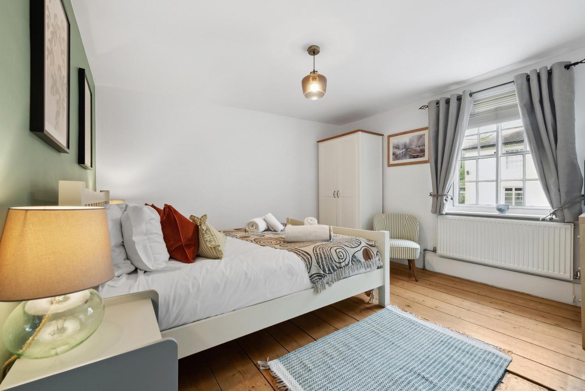 2 Bedrooms Stunning Westgate Cottage Retreat, Central Winchester, Free On-Street Parking Permit, With Garden Close To Cathedral - Sleeps 6, Pets Are Welcome, Summer Special Offer! - By Blue Puffin Stays מראה חיצוני תמונה