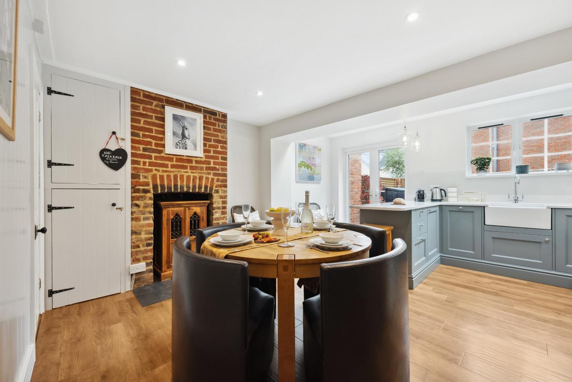2 Bedrooms Stunning Westgate Cottage Retreat, Central Winchester, Free On-Street Parking Permit, With Garden Close To Cathedral - Sleeps 6, Pets Are Welcome, Summer Special Offer! - By Blue Puffin Stays מראה חיצוני תמונה