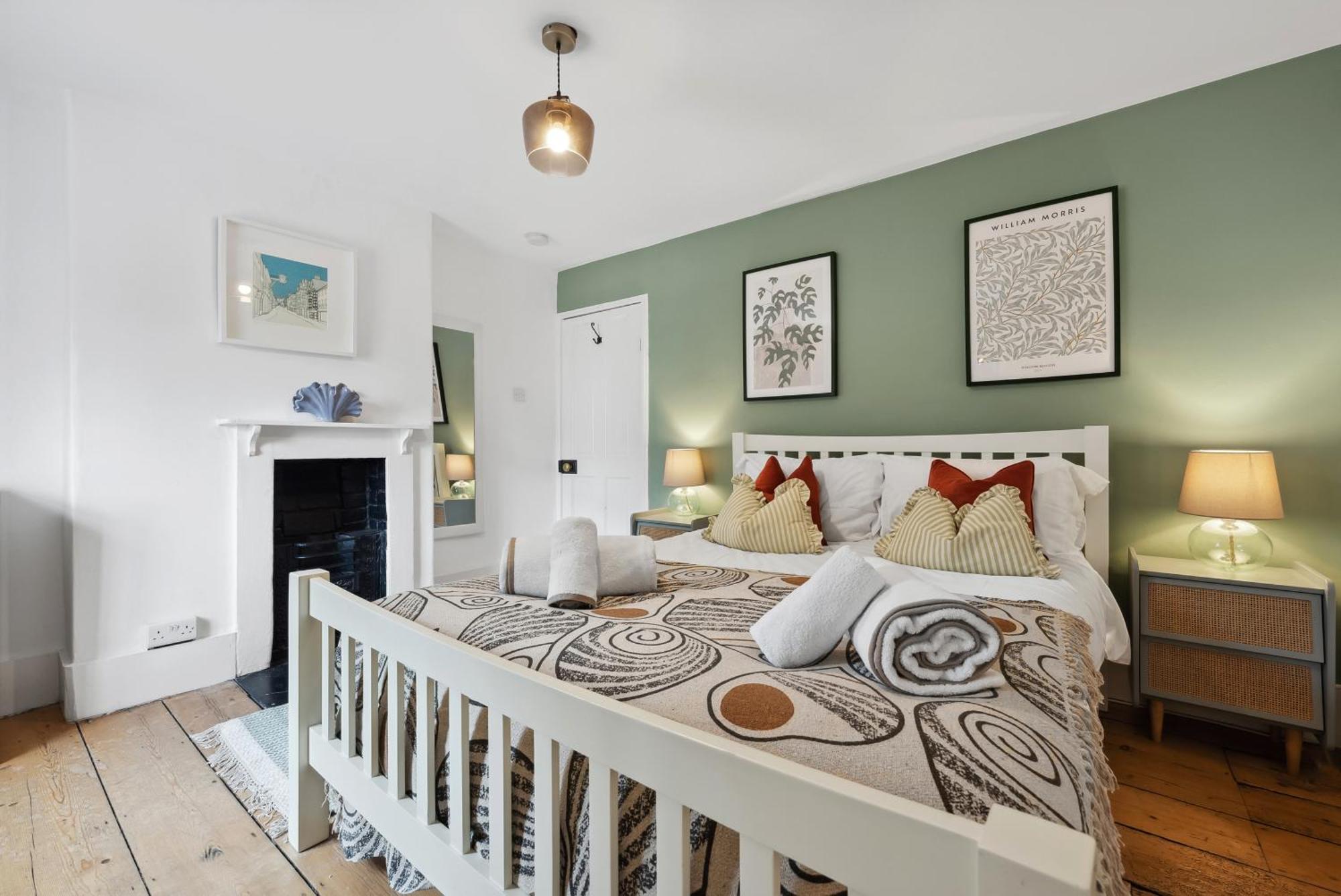 2 Bedrooms Stunning Westgate Cottage Retreat, Central Winchester, Free On-Street Parking Permit, With Garden Close To Cathedral - Sleeps 6, Pets Are Welcome, Summer Special Offer! - By Blue Puffin Stays מראה חיצוני תמונה