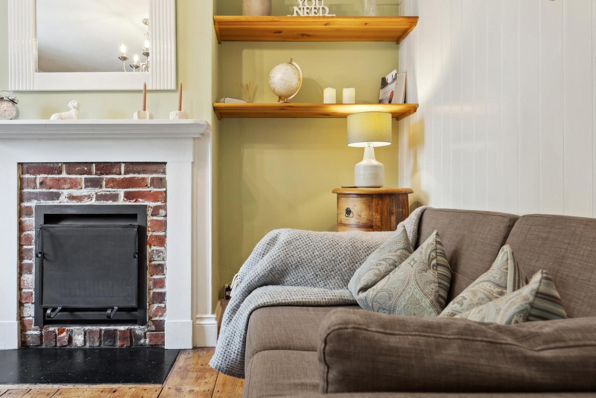 2 Bedrooms Stunning Westgate Cottage Retreat, Central Winchester, Free On-Street Parking Permit, With Garden Close To Cathedral - Sleeps 6, Pets Are Welcome, Summer Special Offer! - By Blue Puffin Stays מראה חיצוני תמונה