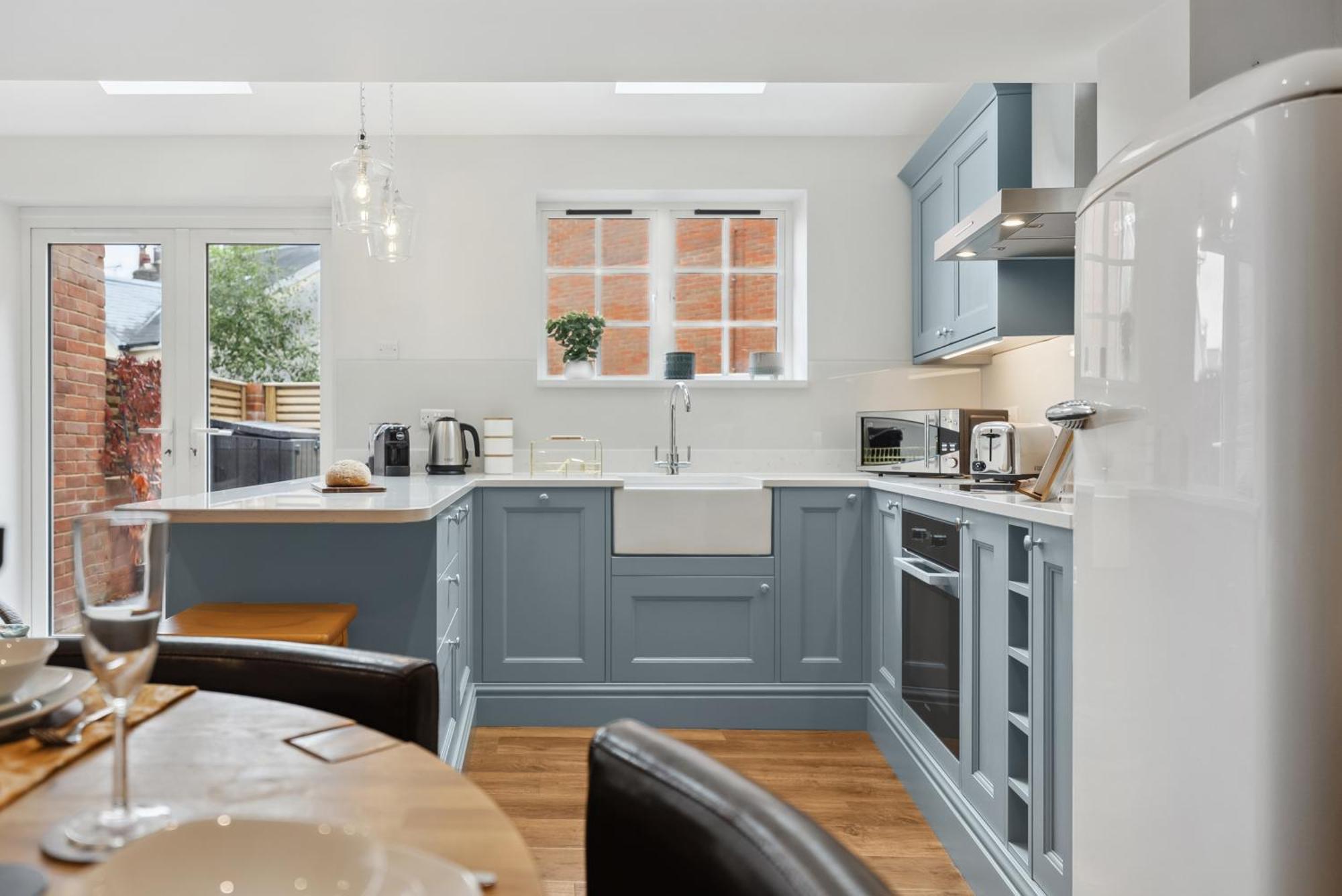 2 Bedrooms Stunning Westgate Cottage Retreat, Central Winchester, Free On-Street Parking Permit, With Garden Close To Cathedral - Sleeps 6, Pets Are Welcome, Summer Special Offer! - By Blue Puffin Stays מראה חיצוני תמונה