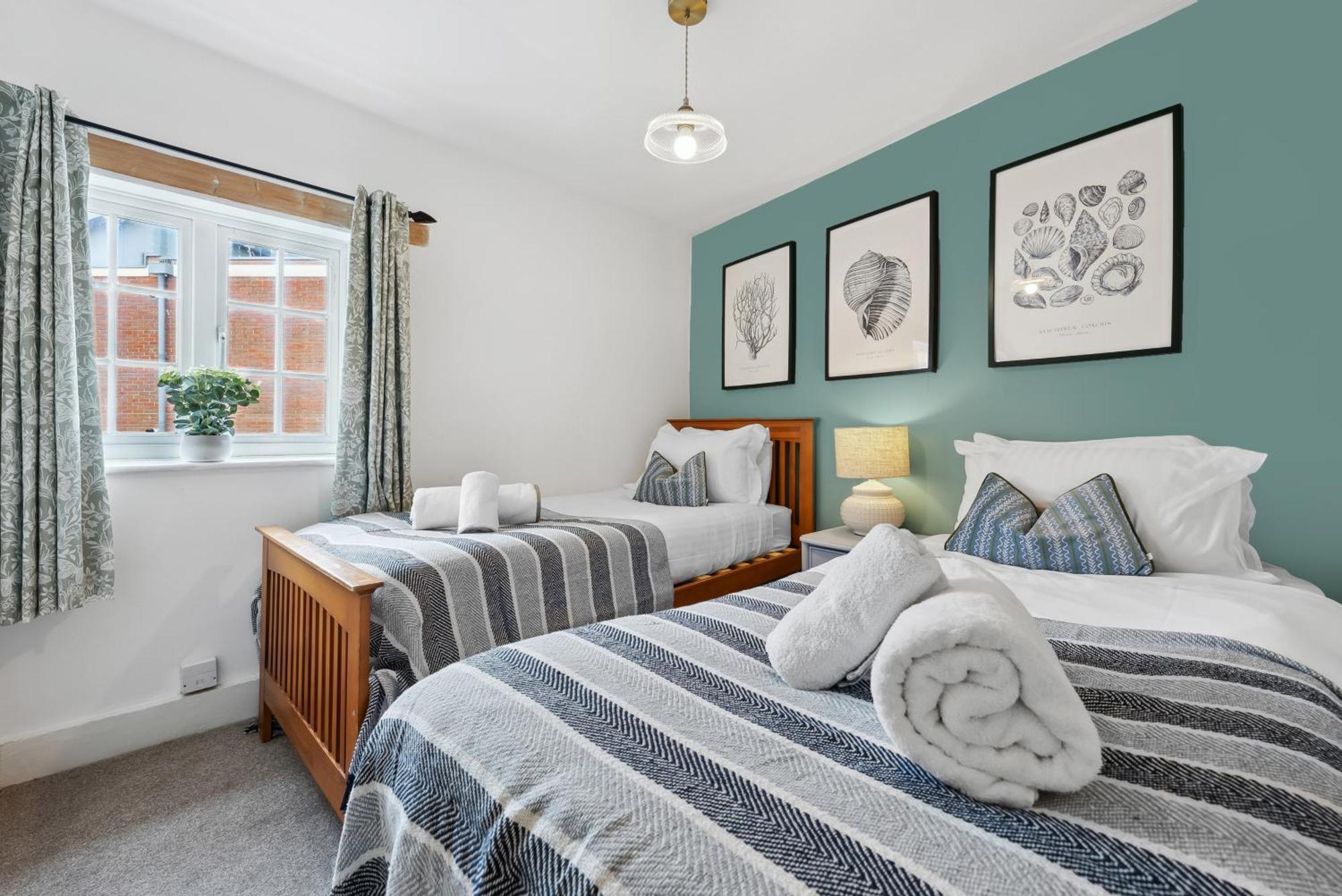 2 Bedrooms Stunning Westgate Cottage Retreat, Central Winchester, Free On-Street Parking Permit, With Garden Close To Cathedral - Sleeps 6, Pets Are Welcome, Summer Special Offer! - By Blue Puffin Stays מראה חיצוני תמונה