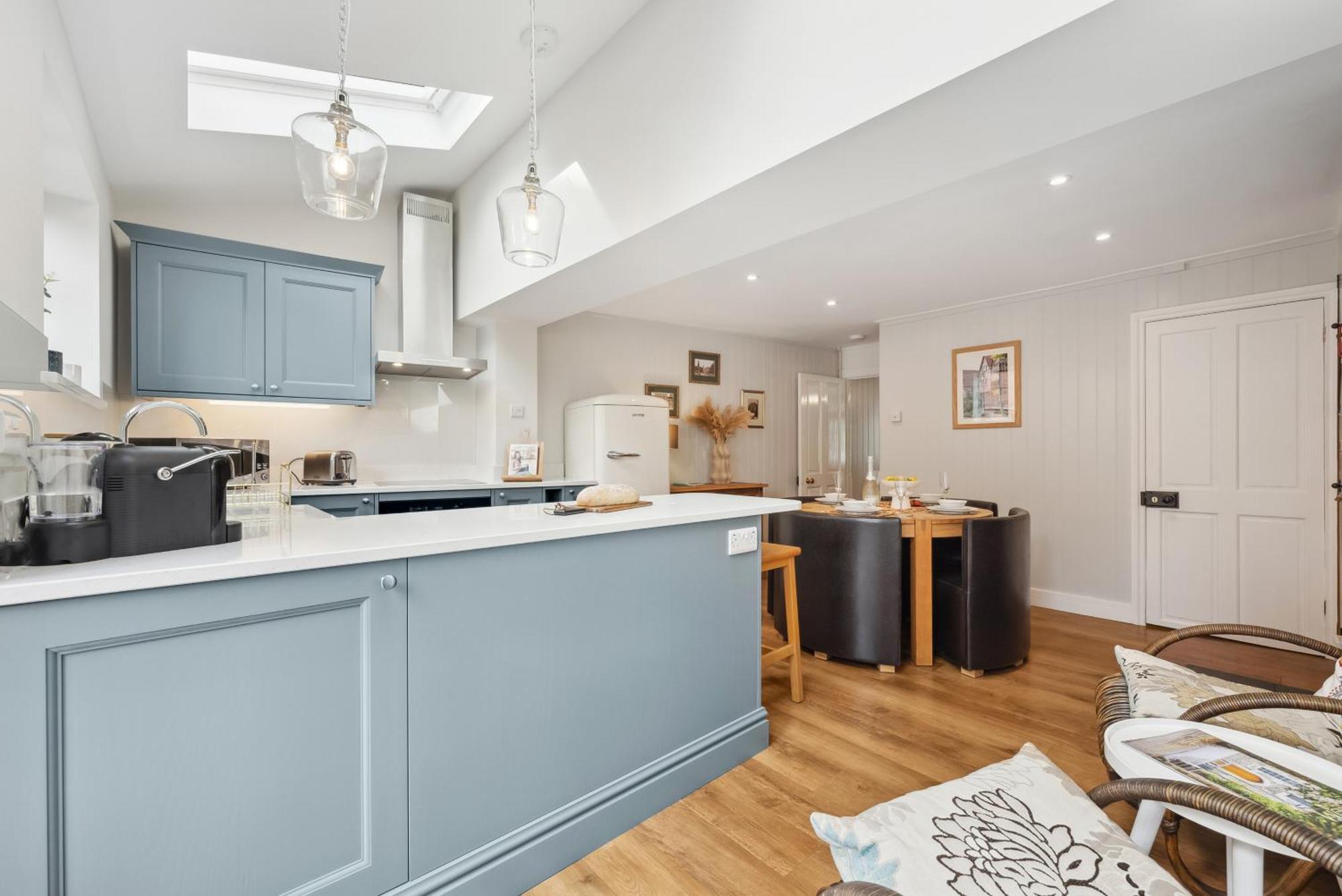2 Bedrooms Stunning Westgate Cottage Retreat, Central Winchester, Free On-Street Parking Permit, With Garden Close To Cathedral - Sleeps 6, Pets Are Welcome, Summer Special Offer! - By Blue Puffin Stays מראה חיצוני תמונה