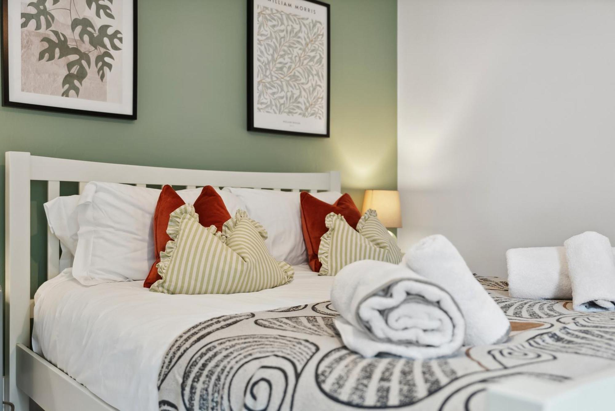 2 Bedrooms Stunning Westgate Cottage Retreat, Central Winchester, Free On-Street Parking Permit, With Garden Close To Cathedral - Sleeps 6, Pets Are Welcome, Summer Special Offer! - By Blue Puffin Stays מראה חיצוני תמונה