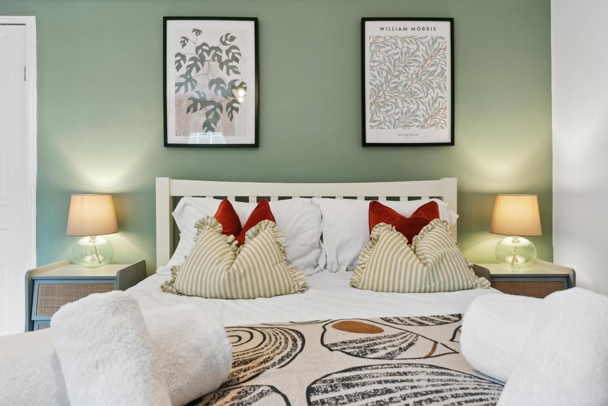 2 Bedrooms Stunning Westgate Cottage Retreat, Central Winchester, Free On-Street Parking Permit, With Garden Close To Cathedral - Sleeps 6, Pets Are Welcome, Summer Special Offer! - By Blue Puffin Stays מראה חיצוני תמונה