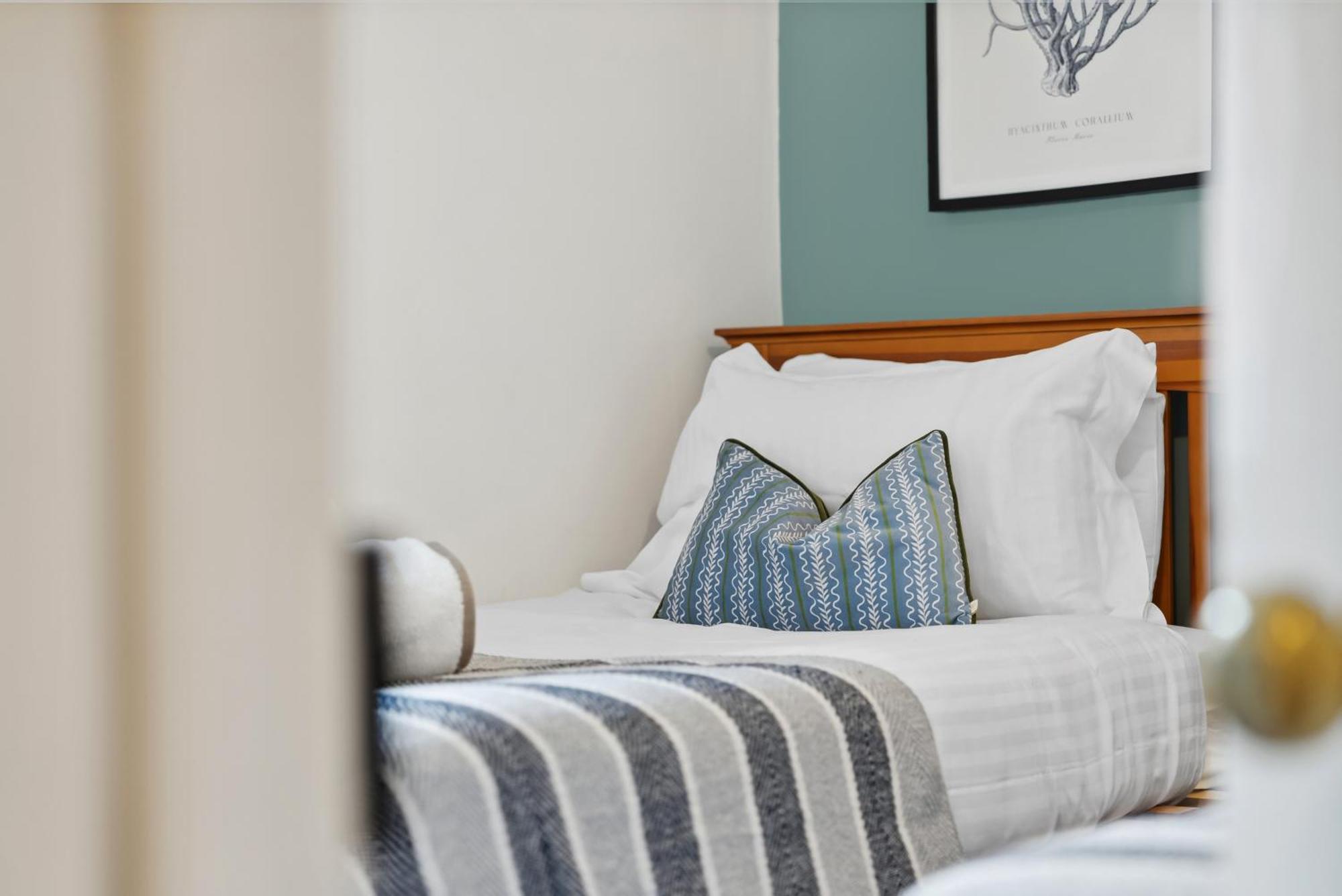 2 Bedrooms Stunning Westgate Cottage Retreat, Central Winchester, Free On-Street Parking Permit, With Garden Close To Cathedral - Sleeps 6, Pets Are Welcome, Summer Special Offer! - By Blue Puffin Stays מראה חיצוני תמונה