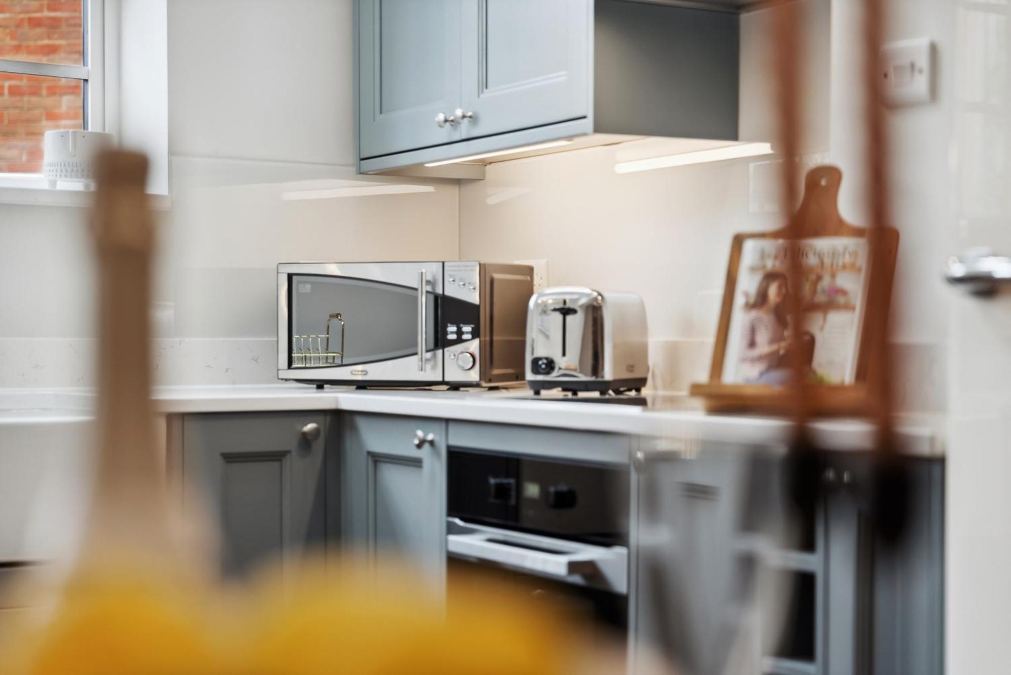 2 Bedrooms Stunning Westgate Cottage Retreat, Central Winchester, Free On-Street Parking Permit, With Garden Close To Cathedral - Sleeps 6, Pets Are Welcome, Summer Special Offer! - By Blue Puffin Stays מראה חיצוני תמונה
