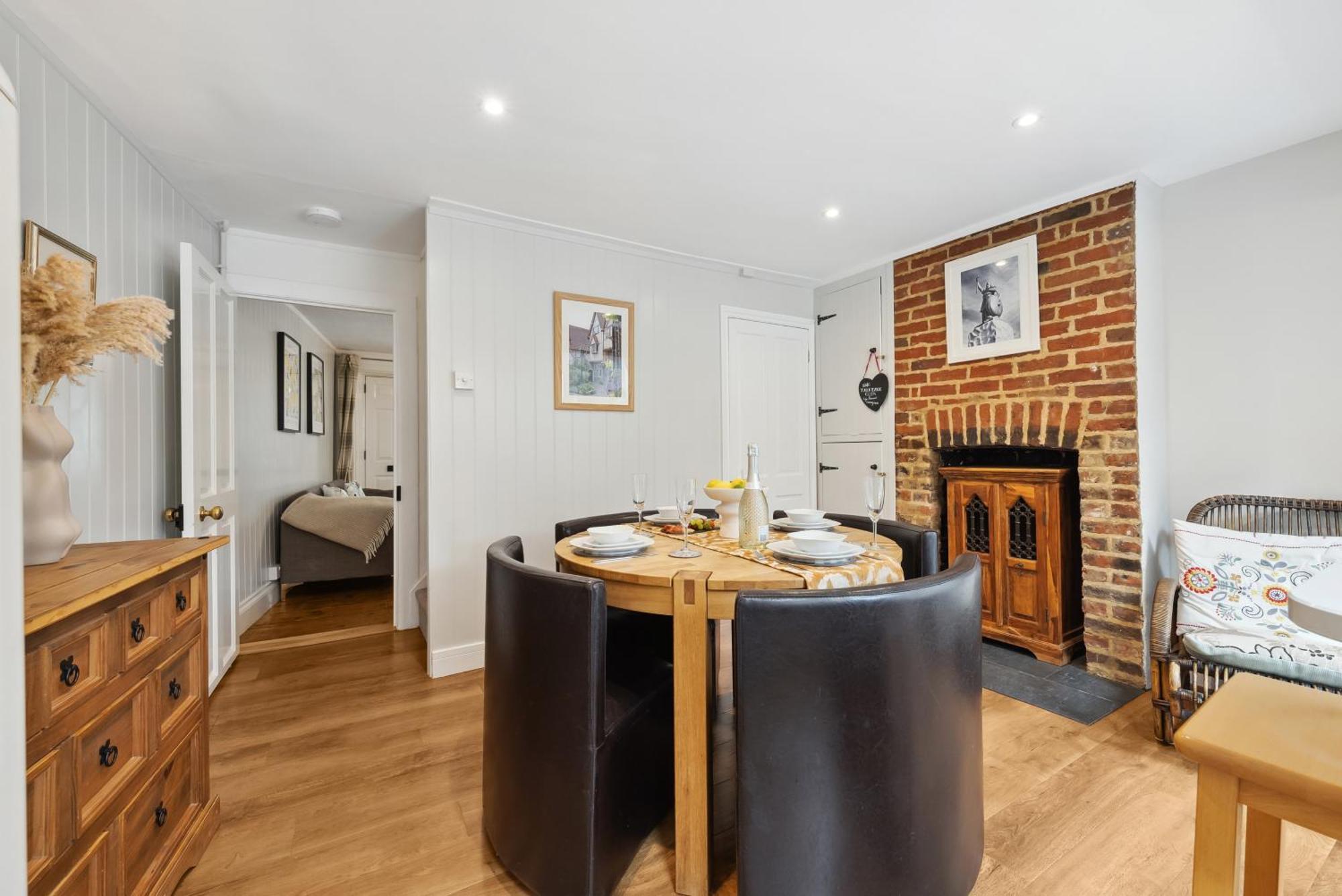 2 Bedrooms Stunning Westgate Cottage Retreat, Central Winchester, Free On-Street Parking Permit, With Garden Close To Cathedral - Sleeps 6, Pets Are Welcome, Summer Special Offer! - By Blue Puffin Stays מראה חיצוני תמונה